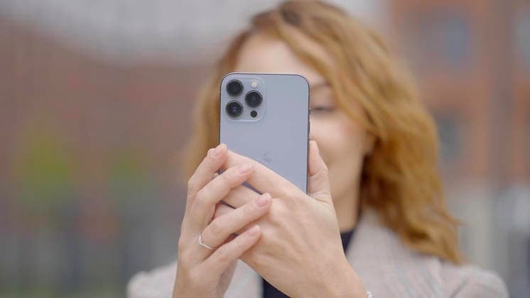 RUSSLAND, MOSKAU ? 27. SEPTEMBER 2021: Eine Frau macht Fotos mit dem neuen iPhone. Aktion. Eine Frau testet die Kamera des neuen iPhone 13. Das neue iPhone mit drei Kameras und professioneller Aufnahmequalität RUSSIA, MOSCOW - SEPTEMBER 27, 2021: Woman takes photos on new iPhone. Action. Woman tests camera of new iPhone 13. New iPhone with three cameras and professional shooting quality. (License=RF) ,model released, Symbolfoto Copyright: xZoonar.com MziyaxKashakhix 24847650 ,model released, Symbolfoto ,property released