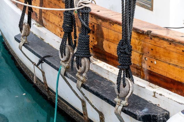 Details zu Takelage und Knoten historischer Segelschiffe Cartagena, Murcia - Spain - 01-16-2024: Close-up of traditional sailing ship s rigging, featuring knotted ropes, wooden deadeyes, and taut steel cables against wooden hull (License=RF) Copyright: xZoonar.com DetlefxVoigtxinfo@gph-foto.dex 24849518