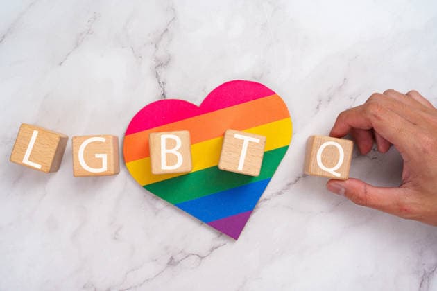 LGBTQ-Darstellung mit Regenbogenherz und Holzklötzen A rainbow heart with wooden blocks spelling LGBTQ, symbolizing representation, pride, and inclusivity on a marble background. (License=RF) Copyright: xZoonar.com WORAWEExMEEPIANx 24850234