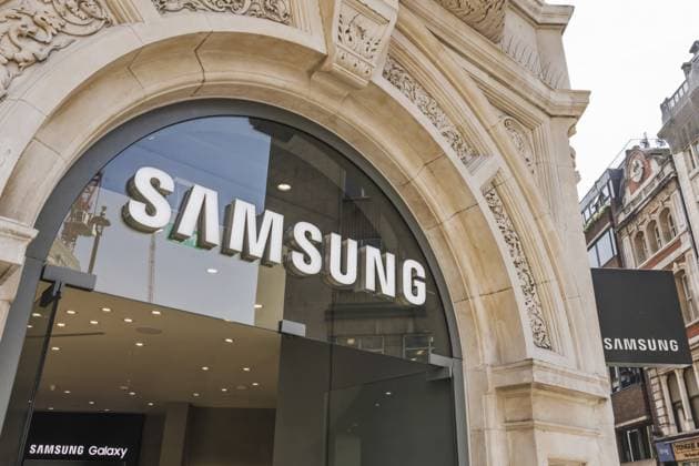Glasbogeneingang des Samsung Flagship Stores an der historischen London Street, der das markante Logo und die elegante Einzelhandelsarchitektur hervorhebt, ohne daß Personen anwesend sind. London, Vereinigtes Königreich, 11. Mai 2024 Samsung flagship store glass arch entrance on historic London street, highlighting bold logo and sleek retail architecture, no people present. London, UK, 11 May 2024 Copyright: imageBROKER Tartezy ibliqx17102994.jpg