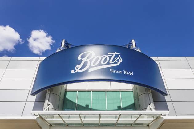 Apothekenschild von Boots an einer modernen Fassade mit strahlend blauem Himmel. London, Vereinigtes Königreich, 28. Juli 2024 Boots pharmacy sign on a modern facade with bright blue sky. London, UK, 28 July 2024 Copyright: imageBROKER Tartezy ibliqx17103366.jpg