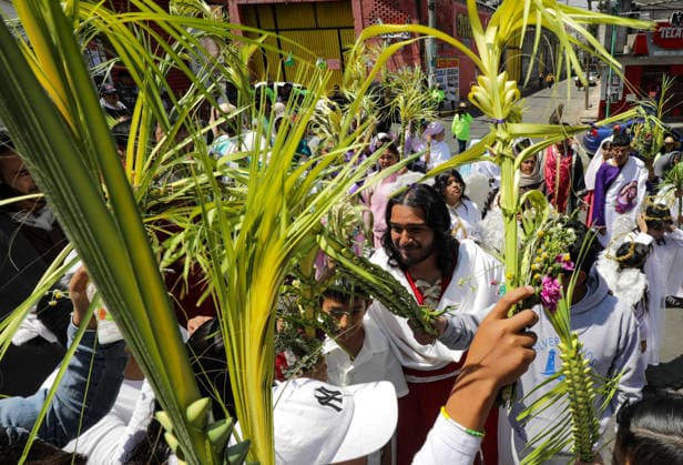 News Bilder des Tages #2 March 29, 2026, Mexico City, Mexico: A person portraying Jesus during the Palm Sunday reenactment in the Tenorios neighborhood in the Iztapalapa borough, a tradition over 40 years old, which marks the beginning of the Holy Week liturgical celebrations in Mexico City. Mexico City Mexico  - ZUMAe321 20260329_zia_e321_031 Copyright: xIanxRoblesx