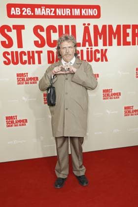 Hape Kerkeling alias Horst Schlämmer besucht die Premiere von Horst Schlämmer sucht das Glück im Cinemaxx Dammtor, Hamburg, Deutschland Hape Kerkeling alias Horst Schlämmer attending the Horst Schlämmer sucht das Glück Premiere held at Cinemaxx Dammtor, Hamburg, Germany Copyright: imageBROKER ChristopherxTamcke ibltam17163583.jpg