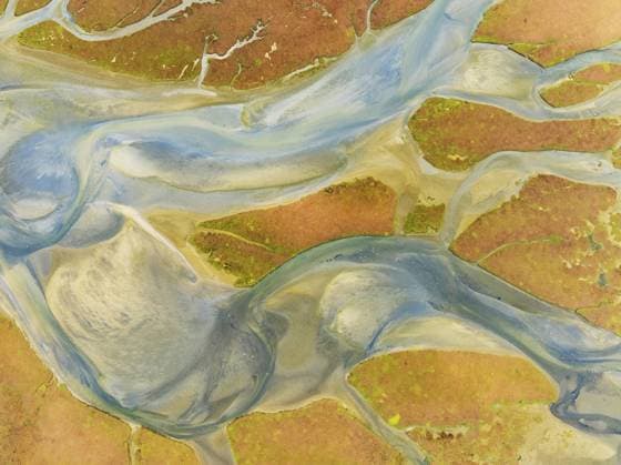 Bäche bei Ebbe im Marschland der Walvis Bay Lagune. Luftaufnahme. Drohne geschossen. Walvis Bay, Namibia Streams at low tide in the marshland of the Walvis Bay lagoon. Aerial view. Drone shot. Walvis Bay, Namibia Copyright: imageBROKER ThomasxDressler ibltsd17136278.jpg