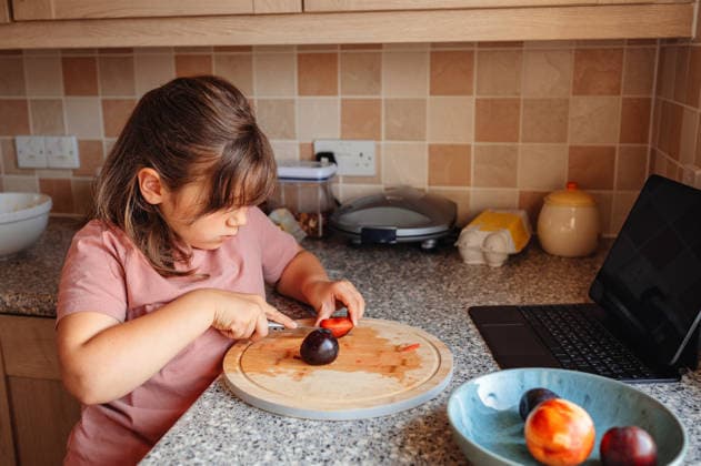IMAGO Creative, Jahreszeit Sommer, Food, Pflaume Child girl cutting fruit on board, healthy eating. Corby, England, United Kingdom CR_JNDO260328-1931362-01 ,model released, Symbolfoto