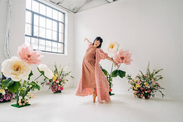 Ballerina dancing gracefully among giant pastel flowers Amesbury, Massachusetts, United States CR_FKNH260328A2-1969966-01 ,model released, Symbolfoto