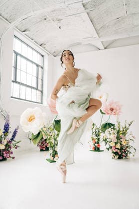 Ballerina posing on pointe shoes among large flowers Amesbury, Massachusetts, United States CR_FKNH260328A2-1970160-01 ,model released, Symbolfoto