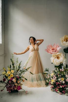 Woman in ethereal gown surrounded by spring flower arrangements Amesbury, Massachusetts, United States CR_FKNH260328A2-1970280-01 ,model released, Symbolfoto