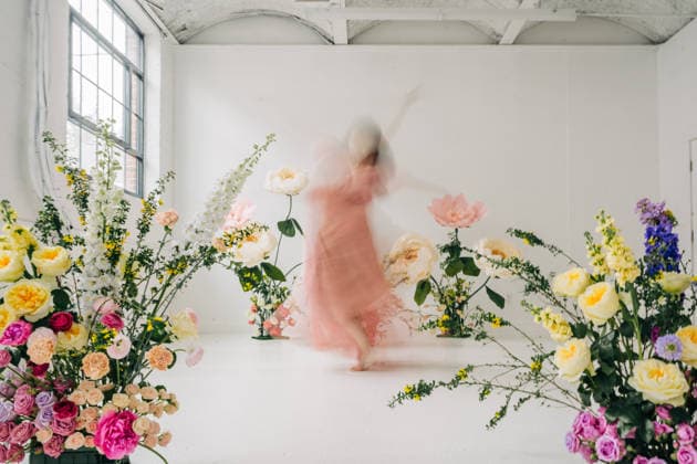 Dancer moving in blurred pink dress among flowers Amesbury, Massachusetts, United States CR_FKNH260328A2-1970309-01 ,model released, Symbolfoto