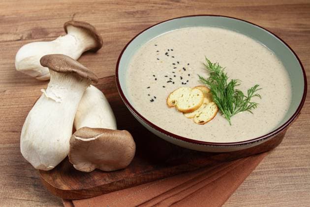 Champignoncremesuppe mit Dill und Bruschetta, Champignon Eringi Mushroom cream soup, with dill and bruschetta, mushroom eringi Copyright: imageBROKER Didebashvili ibxgai17189358.jpg