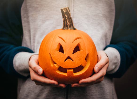 Cropped image of child s hands holding a mini jack-o-lantern. Kingston, ON, Canada R_DOHO201106P-543766-01 ,model released, Symbolfoto