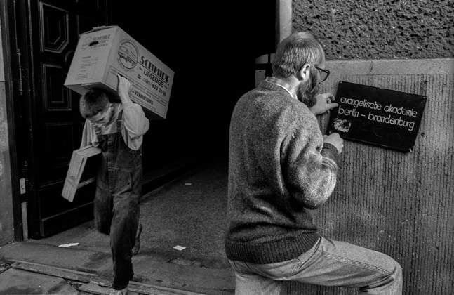 Umzug Evangelische Akademie Deutschland, Berlin, 17.12.1992, Auszug aus der Evangelischen Akademie (Ost), in der Albrechtstraße, evangelische akademie berlin-brandenburg, Schild wird entfernt, Â *** Relocation Protestant Academy Germany, Berlin, 17 12 1992, moving out of the Protestant Academy East , in Albrechtstraße, evangelische akademie berlin brandenburg, sign is removed, Â