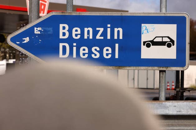 Wie hoch geht der Spritpreis wegen des Krieges im Iran? Total Energies Tankstelle an der Autobahn A45 Raststaette (Raststätte) Siegerland Ost. Die Preise haben schon lange deutlich die 2 Euro Marke ueberschritten (überschritten). Ein Verkehrsschild zeigt den Weg zu den Benzin und Diesel Zapfsaeulen (Zapfsäulen) fuer (für) PKW. Tankstelle, Spritpreise am 30.03.2026 in Siegen Deutschland. *** How high is the fuel price because of the war in Iran Total Energies gas station on the highway A45 Raststaette Raststätte Siegerland Ost The prices have long exceeded the 2 euro mark A traffic sign shows the way to the gasoline and diesel pumps Gas pumps for cars Gas station, fuel prices on 30 03 2026 in Siegen Germany