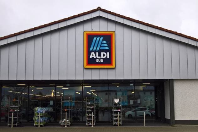 Aldi Süd Lebensmittel Discounter - Filiale. Als Aldi bekannt sind die zwei aus einem gemeinsamen Unternehmen hervorgegangenen, rechtlich selbständigen Unternehmensgruppen und Discount-Einzelhandelsketten Aldi Nord und Aldi Süd *** Aldi Süd Lebensmittel Discounter Filiale The two legally independent corporate groups and discount retail chains Aldi Nord and Aldi Süd, which emerged from a joint venture, are known as Aldi