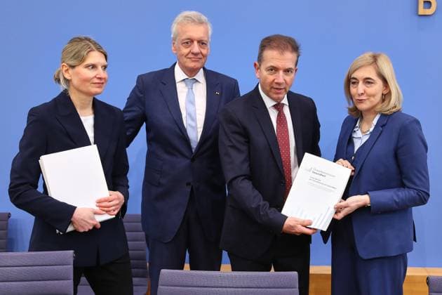 Berlin, Deutschland, 30.03.2026: Bundespressekonferenz: Übergabe der Empfehlungen der Finanzkommission Gesundheit zur Stabilisierung der Beitragssätze der gesetzlichen Krankenversicherung: L-R: Leonie Sundmacher, Professorin für Gesundheitsökonomie, School of Medicine & Health, Technische Universität München, Ferdinand M. Gerlach, Professor für Allgemeinmedizin und Direktor des Instituts für Allgemeinmedizin, Johann-Wolfgang Goethe-Universität Frankfurt a.M., Wolfgang Greiner, Professor für Gesundheitsökonomie und Gesundheitsmanagement, Universität Bielefeld, , Bundesministerin für Gesundheit Nina Warken (CDU), *** Berlin, Germany, 30 03 2026 Federal Press Conference Presentation of the recommendations of the Health Finance Commission to st Copyright: xdtsxNachrichtenagenturx dts_113980