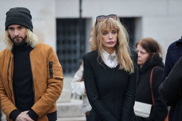 Paris, France le 30 mars 2026 - Funerailles de l actrice et realisatrice francaise Isabelle Mergault au cimetiere Pere-Lachaise - Funeral of French actress and director Isabelle Mergault at the Pere-Lachaise cemetery Ici Arielle Dombasle  Copyright: xSebastienxTOUBONx