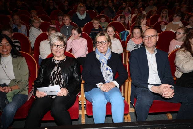 Romy Reinisch, Barbara Klepsch und Karsten Vogt beim 25. Schüler-Welt-Theatertag - Swetowy dzen sulerskeho dziwadla, Deutschlands größtes Schülertheatertreffen im Deutsch-Sorbischen Volkstheater. Bautzen, 30.03.2026 Copyright: xMatthiasxWehnertx