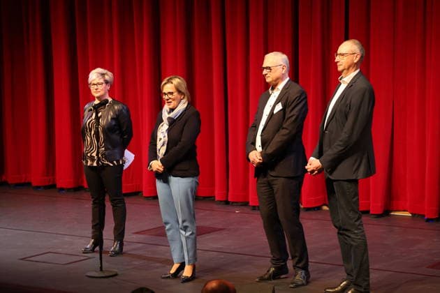 Romy Reinisch, Barbara Klepsch, Lutz Hillmann und Karsten Vogt beim 25. Schüler-Welt-Theatertag - Swetowy dzen sulerskeho dziwadla, Deutschlands größtes Schülertheatertreffen im Deutsch-Sorbischen Volkstheater. Bautzen, 30.03.2026 Copyright: xMatthiasxWehnertx