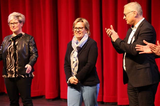 Romy Reinisch, Barbara Klepsch und Lutz Hillmann beim 25. Schüler-Welt-Theatertag - Swetowy dzen sulerskeho dziwadla, Deutschlands größtes Schülertheatertreffen im Deutsch-Sorbischen Volkstheater. Bautzen, 30.03.2026 Copyright: xMatthiasxWehnertx