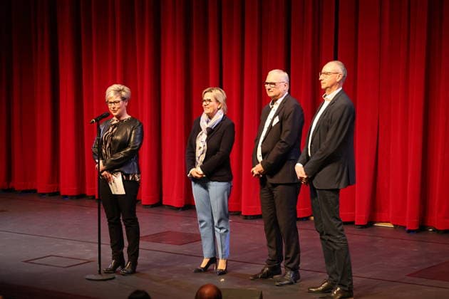 Romy Reinisch, Barbara Klepsch, Lutz Hillmann und Karsten Vogt beim 25. Schüler-Welt-Theatertag - Swetowy dzen sulerskeho dziwadla, Deutschlands größtes Schülertheatertreffen im Deutsch-Sorbischen Volkstheater. Bautzen, 30.03.2026 Copyright: xMatthiasxWehnertx
