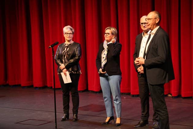 Romy Reinisch, Barbara Klepsch, Lutz Hillmann und Karsten Vogt beim 25. Schüler-Welt-Theatertag - Swetowy dzen sulerskeho dziwadla, Deutschlands größtes Schülertheatertreffen im Deutsch-Sorbischen Volkstheater. Bautzen, 30.03.2026 Copyright: xMatthiasxWehnertx