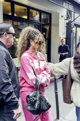 Blue Ivy Carter and her sister Rumi went to lunch at the Aux Près Cyril Lignac restaurant in Paris, France, on March 30, 2026 Yehiel Chekroune Bestimage Blue Ivy Carter and her sister Rumi went to lunch at the Aux Près Cyril Lignac restaurant in Paris, France, on March 30, 2026 Paris France  Copyright: xYehielxChekrounex xBestimagexYehielxChekrounex xBestimagex