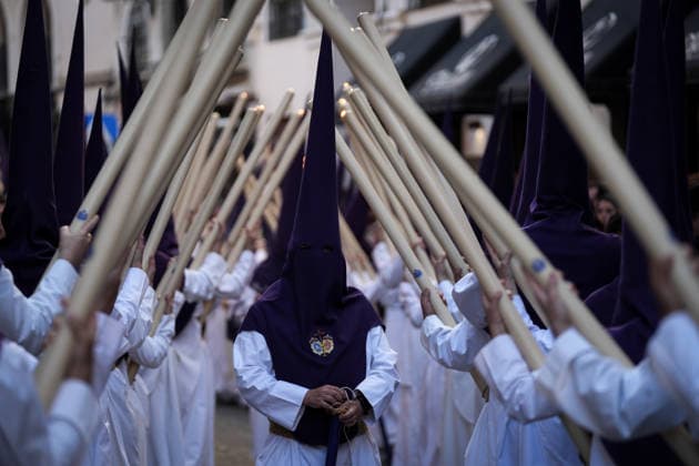 News Bilder des Tages #2 Easter Monday in Seville Nazarenes of the Brotherhood of Las Aguas during the Station of Penitence On March 30, 2026, in Seville Andalusia, Spain The brotherhoods that will make penitential station this Easter Monday in Seville to the Holy Cathedral are the following San Pablo, Redención, Santa Genoveva, Santa Marta, San Gonzalo, Vera Cruz, Las Penas, Las Aguas and the Museum 30 MARCH 2026 María José Ló Sevilla Andalucia,Spain Sevilla Andalucia,Spain Spain Spain  Copyright: xMariaxJosÃ xLopezx 7408788