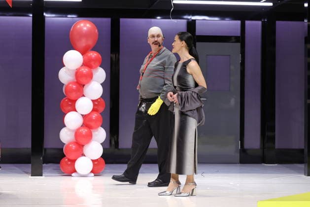 30.03.2026 , Lars Eidinger als Harpagon, Mano Thiravong als Marianne in Der Geizige, Schaubuehne am Lehniner Platz, Berlin, Premiere am 02.04.2026, Regie Thomas Ostermeier, Berlin Deutschland, Germany
