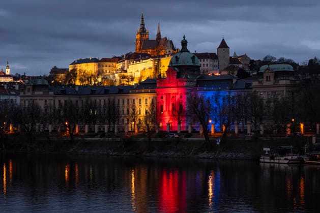 News Bilder des Tages #2 Straka Academy, seat of Czech government, illuminated in Czech tricolour colour to mark Czech Flag Day in Prague, Czech Republic, March 30, 2026. (CTKxPhoto MichalxKamaryt) CTKPhotoP2026033007733  CTKPhotoP2026033007733