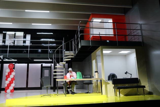 Lars Eidinger (als Harpagon) während der Fotoprobe für Der Geizige in der Schaubühne am Lehniner Platz in Berlin, 30. März 2026. Von Moliere. Regie Thomas Ostermeier. Bühne Magda Willi. Kostüme Vanessa Sampaio Borgmann. Premiere ist am 2. April 2026. Schaubühne Berlin Der Geizige