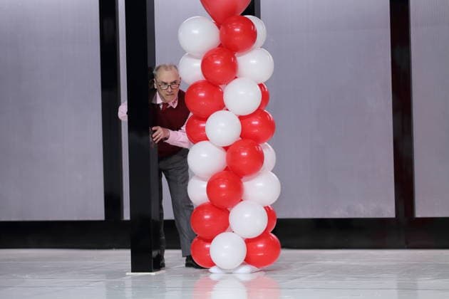 Robert Beyer (als La Fleche Kommissar) während der Fotoprobe für Der Geizige in der Schaubühne am Lehniner Platz in Berlin, 30. März 2026. Von Moliere. Regie Thomas Ostermeier. Bühne Magda Willi. Kostüme Vanessa Sampaio Borgmann. Premiere ist am 2. April 2026. Schaubühne Berlin Der Geizige