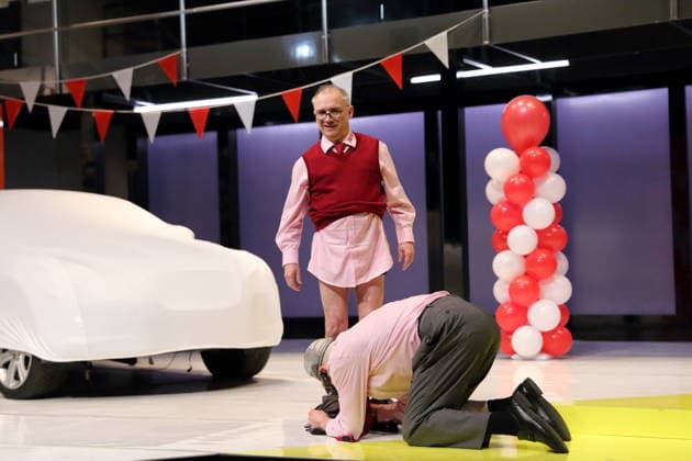 Robert Beyer (als La Fleche Kommissar) und Lars Eidinger (als Harpagon), v.l., während der Fotoprobe für Der Geizige in der Schaubühne am Lehniner Platz in Berlin, 30. März 2026. Von Moliere. Regie Thomas Ostermeier. Bühne Magda Willi. Kostüme Vanessa Sampaio Borgmann. Premiere ist am 2. April 2026. Schaubühne Berlin Der Geizige