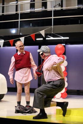 Robert Beyer (als La Fleche Kommissar) und Lars Eidinger (als Harpagon), v.l., während der Fotoprobe für Der Geizige in der Schaubühne am Lehniner Platz in Berlin, 30. März 2026. Von Moliere. Regie Thomas Ostermeier. Bühne Magda Willi. Kostüme Vanessa Sampaio Borgmann. Premiere ist am 2. April 2026. Schaubühne Berlin Der Geizige