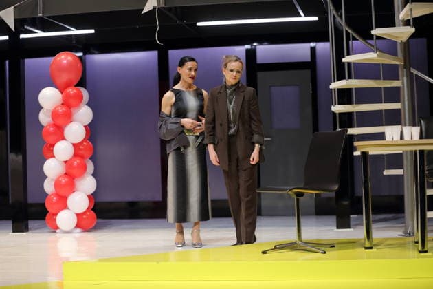 Mano Thiravong (als Marianne) und Cathlen Gawlich (als Frosine), v.l., während der Fotoprobe für Der Geizige in der Schaubühne am Lehniner Platz in Berlin, 30. März 2026. Von Moliere. Regie Thomas Ostermeier. Bühne Magda Willi. Kostüme Vanessa Sampaio Borgmann. Premiere ist am 2. April 2026. Schaubühne Berlin Der Geizige