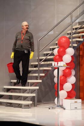 Lars Eidinger (als Harpagon) während der Fotoprobe für Der Geizige in der Schaubühne am Lehniner Platz in Berlin, 30. März 2026. Von Moliere. Regie Thomas Ostermeier. Bühne Magda Willi. Kostüme Vanessa Sampaio Borgmann. Premiere ist am 2. April 2026. Schaubühne Berlin Der Geizige