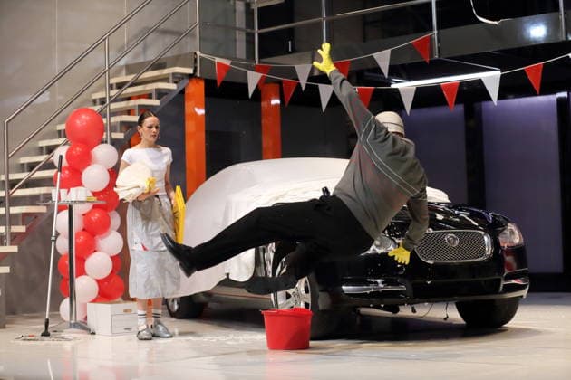 Magdalena Lermer (als Elise) und Lars Eidinger (als Harpagon) während der Fotoprobe für Der Geizige in der Schaubühne am Lehniner Platz in Berlin, 30. März 2026. Von Moliere. Regie Thomas Ostermeier. Bühne Magda Willi. Kostüme Vanessa Sampaio Borgmann. Premiere ist am 2. April 2026. Schaubühne Berlin Der Geizige