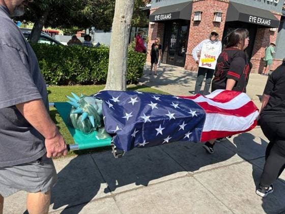 News Bilder des Tages #2 US-NEWS-MILES-EN-FRESNO-PROTESTAN-POR-3-FR Protesters carry a piece of art that depicts a deceased Statue of Liberty covered in the American flag. EDITORIAL USE ONLY Copyright: xx 170232835W MelissaxMontalvo FresnoxBeex krtphotoslive962171