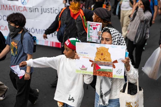 March 30, 2026, Mexico City, Mexico: People and activist groups marched in Mexico City in support of the Palestinian people, as part of the commemoration of Palestinian Land Day. The demonstration moved from the Hemiciclo a Juarez to the Angel of Independence, with the participation of social, student and civil organizations calling for an end to the violence and justice for Palestine. Mexico City Mexico - ZUMAl178 20260330_znp_l178_052 Copyright: xCristianxLeyvax