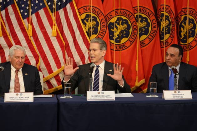 News Bilder des Tages #2 March 30, 2026, Mineola, New York, United States Of America: MINEOLA, NY - MARCH 30: U.S. Treasury Secretary Scott Bessent and Nassau County Executive Bruce Blakeman along with Harry Singh (Bolla Oil Corporation) hold a Business Roundtable focused on Working Families Tax Cuts on March 30, 2026 in Mineola, New York..People: U.S. Treasury Secretary Scott Bessent, Bruce Blakeman Mineola United States Of America  - ZUMAs214 20260330_aaa_s214_006 Copyright: xSMGx