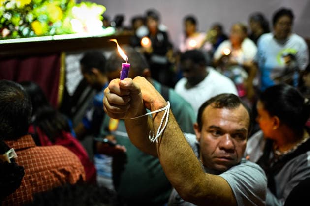 News Bilder des Tages #2 Procession of Jesus Bound to the Column in Caracas CARACAS, VENEZUELA – MARCH 30: A man raises his bound hands while holding a candle during the procession of Jesus Bound to the Column in Petare, Caracas. During the tradition, devotees tie their hands, pray for the release of imprisoned family members, and fulfill vows for favors granted, while a prisoner convicted of minor offenses is released. Maxwell Briceno Anadolu Caracas Venezuela. Editorial use only. Please get in touch for any other usage.  Copyright: x2026xAnadoluxMaxwellxBricenox