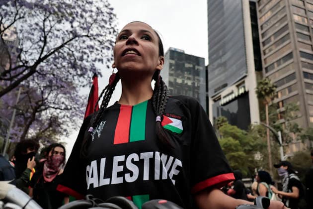 March 30, 2026, Mexico City, Cdmx, Mexico: In Mexico City, approximately 250 people demonstrated to commemorate the fiftieth anniversary of Palestinian Land Day. Exactly today, the State of Israel, led by Benjamin Netanyahu, declared that Palestinians who commit crimes against Israelis will be subject to the death penalty by hanging. This decision was condemned by activists and organizations internationally. During the event, city police followed the demonstrators, who marched with posters and flags of the Palestinian people, chanting slogans against genocide, torture, and the forced displacement of thousands. At the end of the march, they held a sit-in in front of the former U.S. Embassy to demand that the U.S. government cease its support - ZUMAp204 20260330_zip_p204_038 Copyright: xJosuexPerezx