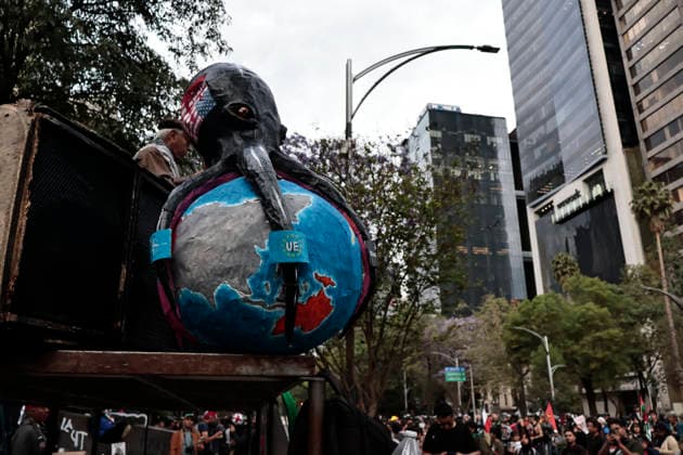 March 30, 2026, Mexico City, Cdmx, Mexico: In Mexico City, approximately 250 people demonstrated to commemorate the fiftieth anniversary of Palestinian Land Day. Exactly today, the State of Israel, led by Benjamin Netanyahu, declared that Palestinians who commit crimes against Israelis will be subject to the death penalty by hanging. This decision was condemned by activists and organizations internationally. During the event, city police followed the demonstrators, who marched with posters and flags of the Palestinian people, chanting slogans against genocide, torture, and the forced displacement of thousands. At the end of the march, they held a sit-in in front of the former U.S. Embassy to demand that the U.S. government cease its support - ZUMAp204 20260330_zip_p204_046 Copyright: xJosuexPerezx