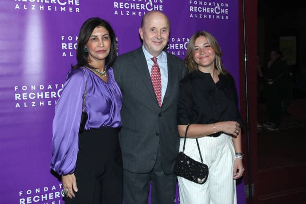 Dr Olivier de Ladoucette between his wife and their daughter Laura at the photocall for the gala evening of the Alzheimer s Research Foundation Paris 2026 at the Olympia on March 30, 2026 Borde Rindoff Bestimage Photocall for the gala evening of the Alzheimer s Research Foundation Paris 2026 at the Olympia on March 30, 2026 Paris France  Copyright: xRINDOFF-BORDEx xBESTIMAGExRINDOFF-BORDEx xBESTIMAGEx