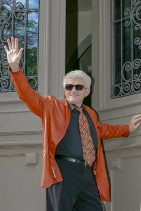 Volksmusik-Star Heino - bürgerlich: Heinz Georg Kramm - vor dem Eingang zum heutigen Werner-von-Siemens Gymnasium Großenhain. Der Sänger ist auf den Spuren seiner Kindheit in Sachsen. Als er fünf Jahre alt war, kam er mit Mutter Franziska und Schwester Hannelore ins sächsische Großenhain, nahe Dresden, und wurde später dort in die Pestalozzischule (heute: Werner-von-Siemens Gymnasium) eingeschult. Bis heute erinnert sich der Sänger an seine entsetzliche Angst vor den Bombenangriffen der Alliierten und an die stickigen, dunklen Luftschutzkeller. Trotzdem habe er sich in Großenhain sehr wohlgefühlt, sagt der Sänger bei einem Besuch der Stätten seiner Kindheit in Großenhain. *** Folk music star Heino bürgerlich Heinz Georg Kramm