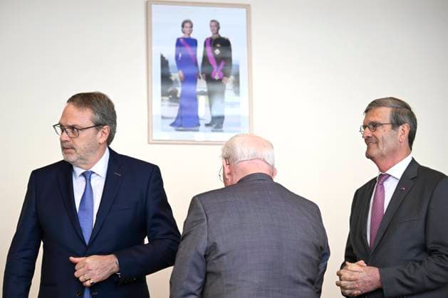 King Philippe s visit to La Louvière LA LOUVIERE, BELGIUM - MARCH 31 : Bernard Gilliot & Damien de Dorlodot (Decube) pictured with King Philippe. They chair a round-table discussion alongside Minister-President Adrien Dolimont (MR) dedicated to the socio-economic regeneration of the Centre region, in the company of the Walloon Minister-President Adrien Dolimont (MR) on March 31, 2026 in La Louviere, Belgium, 31 03 2026 La Louviere Belgium  Copyright: xDidierxLebrunx