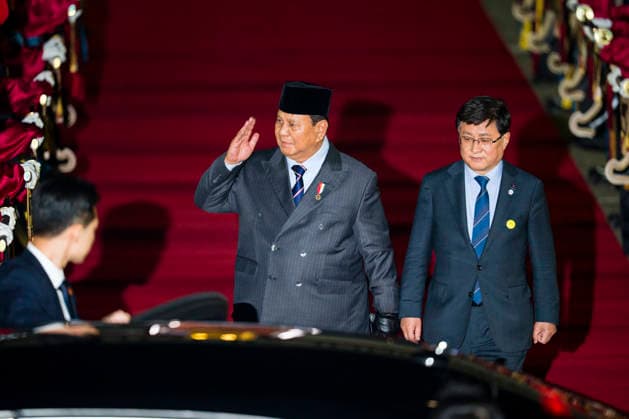 March 31, 2026, Seongnam, South Korea: PRABOWO SUBIANTO, president of Indonesia, arrives at Seoul Air Base in Seongnam, South Korea and welcomed by KIM SUNG-HWAN, South KoreaÃ¢â‚¬â ¢s Minister of Climate, Energy and Environment, on Tuesday, March 31, 2026 for a state visit to South Korea. Seongnam South Korea - ZUMAh163 20260331_znp_h163_015 Copyright: xJintakxHanx