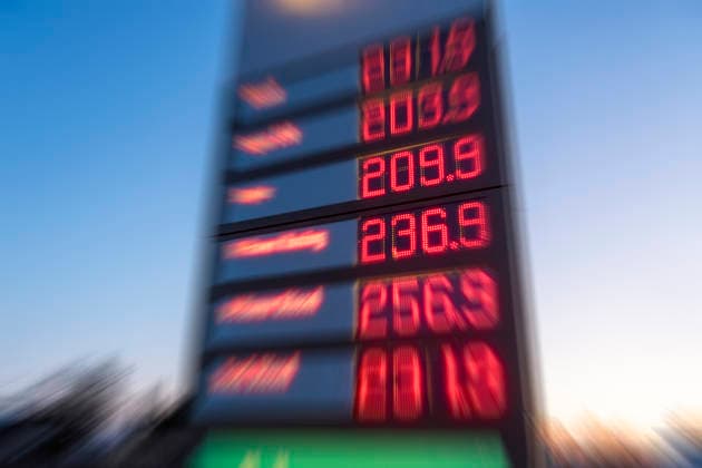 Digitale Preistafel für Kraftstoff an einer Tankstelle Die aktuellen Spritpreise für Benzin und Diesel werden an einer Tankstelle angezeigt - NUR FÜR REDAKTIONELLE ZWECKE - FOTOMONTAGE - DIGITAL BEARBEITET *** Digital price board for fuel at a gas station The current fuel prices for gasoline and diesel are displayed at a gas station FOR EDITORIAL PURPOSES ONLY PHOTOMONTAGE DIGITALLY EDITED