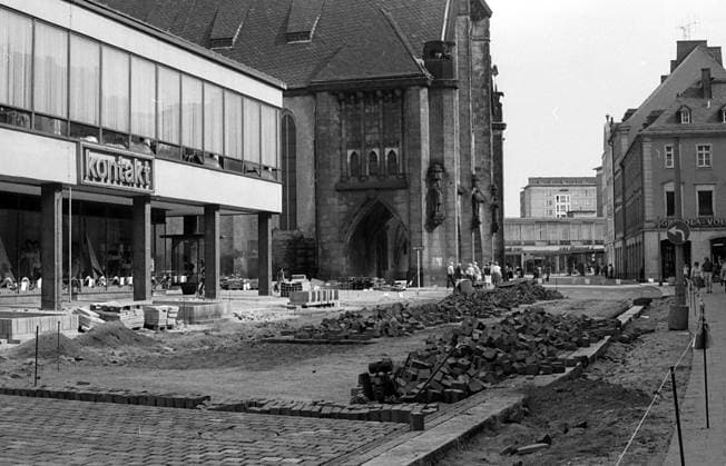 Innere Klosterstaße 25.07.1985, DDR, Karl-Marx-Stadt, Innere Klosterstaße, Bau von Hochbeeten und neues Pflaster, links Kontaktkaufhaus Chemnitz Sachsen BRD *** Innere Klosterstaße 25 07 1985, GDR, Karl Marx Stadt, Innere Klosterstaße, construction of raised beds and new paving, left Kontaktkaufhaus Chemnitz Saxony FRG
