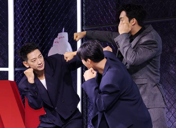 Drama Bloodhounds Season 2 Drama Bloodhounds Season 2 The stars of the Bloodhounds Season 2 -- Jung Ji-hoon, Woo Doh-hwan and Lee Sang-yi (L to R) -- pose for a photo during a publicity event for an original action series by Netflix in Seoul on March 31, 2026. The seven-episode series will be released worldwide on April 3. (Yonhap) 2026-04-01 04:49:32 < 1980-2026 YONHAPNEWS AGENCY. .> ¼­¿ïÆ¯º°½Ã EDITORIAL USE ONLY  Copyright: xx PYH2026033121260034400 YonhapxNewsx yonphotos250935