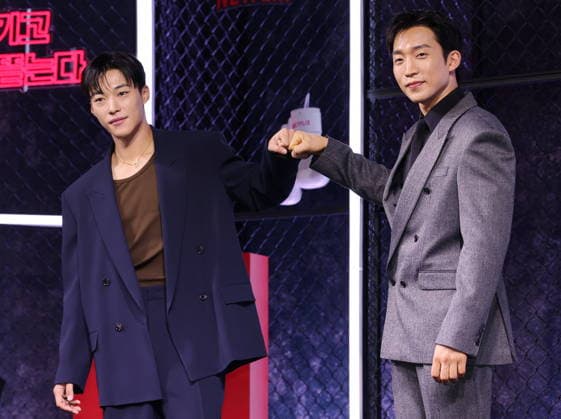 S. Korean actors Lee Sang-yi and Woo Doh-hwan S. Korean actors Lee Sang-yi and Woo Doh-hwan South Korean actors Lee Sang-yi (R) and Woo Doh-hwan, who star in the Bloodhounds Season 2, an original action series by Netflix, pose for a photo during a publicity event in Seoul on March 31, 2026. The seven-episode series will be released worldwide on April 3. (Yonhap) 2026-04-01 04:49:11 < 1980-2026 YONHAPNEWS AGENCY. .> ¼­¿ïÆ¯º°½Ã EDITORIAL USE ONLY  Copyright: xx PYH2026033121240034400 YonhapxNewsx yonphotos250937